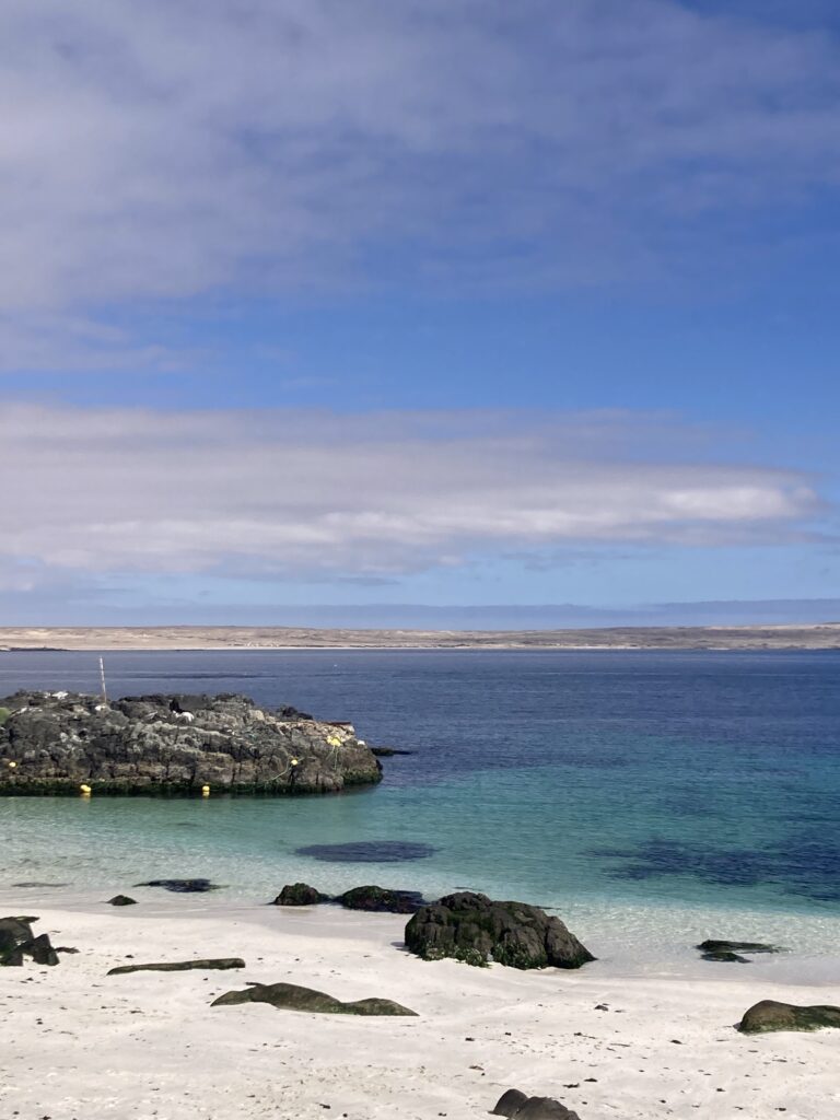 Bahía Inglesa, balneario de la costa del Desierto de Atacama en el norte de Chile, conocido por sus playas. Créditos (CC BY): Francisca Ibáñez (@maara_cl).
