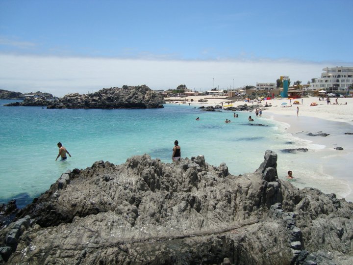Bahía Inglesa. Créditos (CC BY): Viroska Tello (Wikimedia).