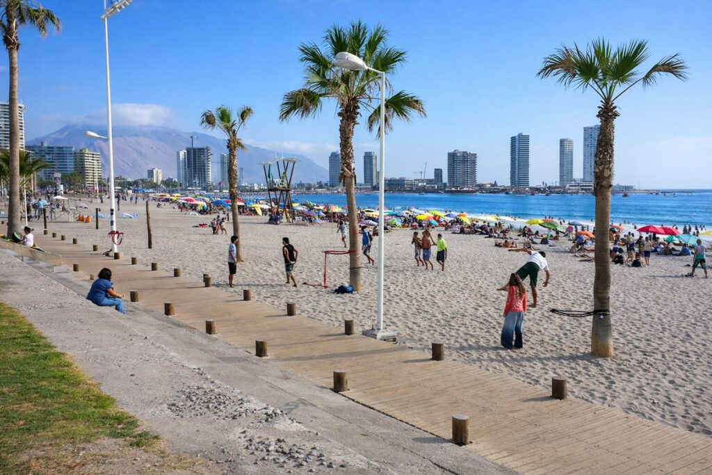 Cavancha, en Iquique. Créditos (CC BY): Eliasluco (Wikimedia).