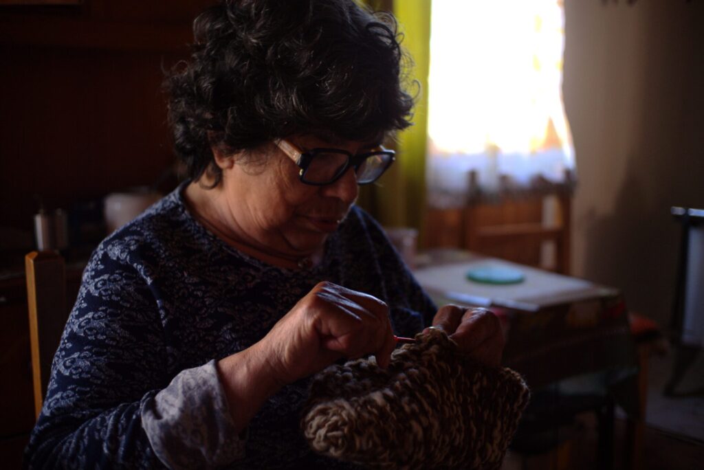 Edith Contreras trabajando en su casa.