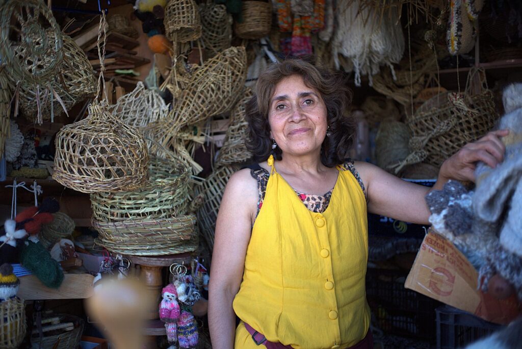 Sarita Mansilla cuenta con una amplia variedad de artesanías en su puesto, desde canastos con vegetación nativa, hasta los tradicionales tejidos de lana.