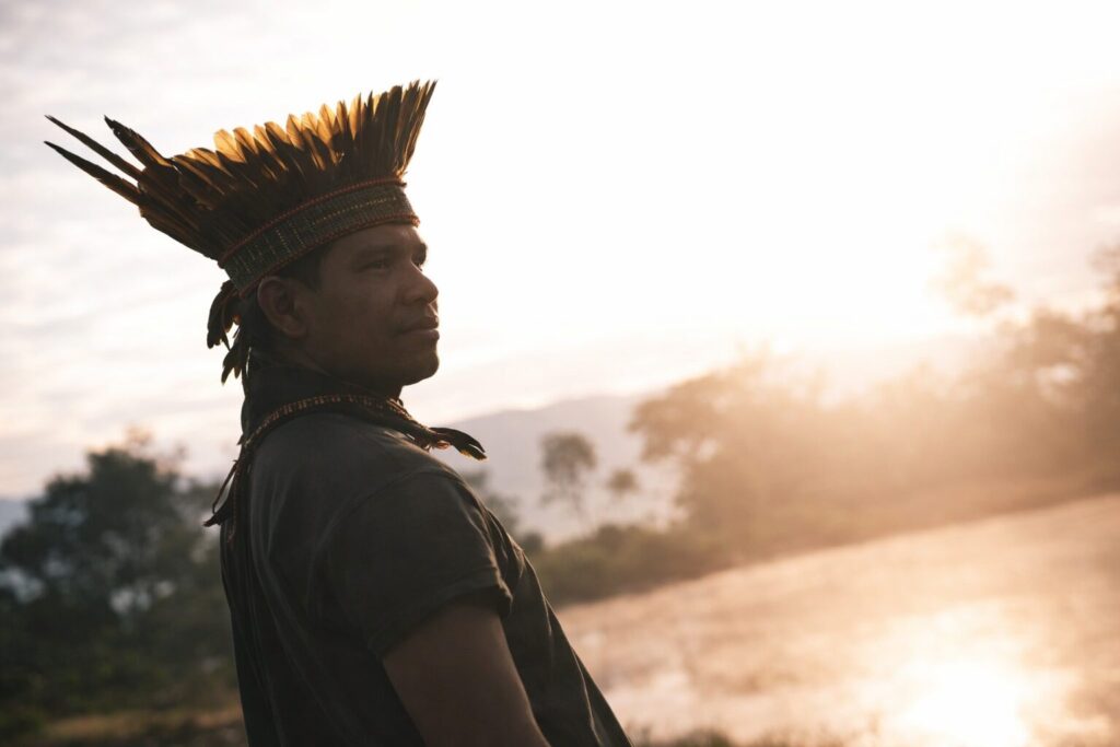 El Taita Oswaldo Lucitante, parte de la guardia indígena de Sinangoe, es quién en las madrugadas raspa y ofrece el yokó para energizar. Foto cortesía Nicolás Kingman/ Amazon Frontlines