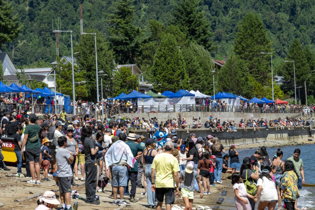 La Costanera de Puerto Cisnes expectantes a la llegada de la casa.