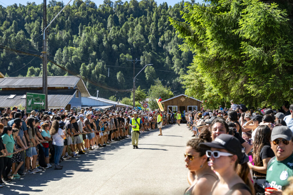 La comunidad participando de la tiradura de la casa.