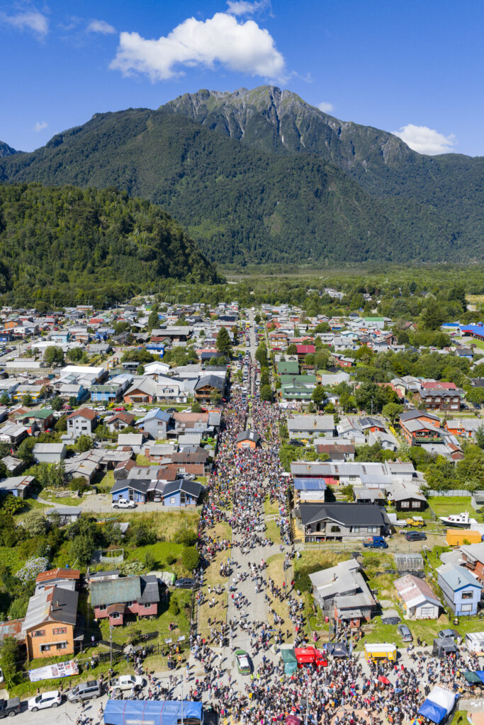 Calle copada de gente en Puerto Cisnes.