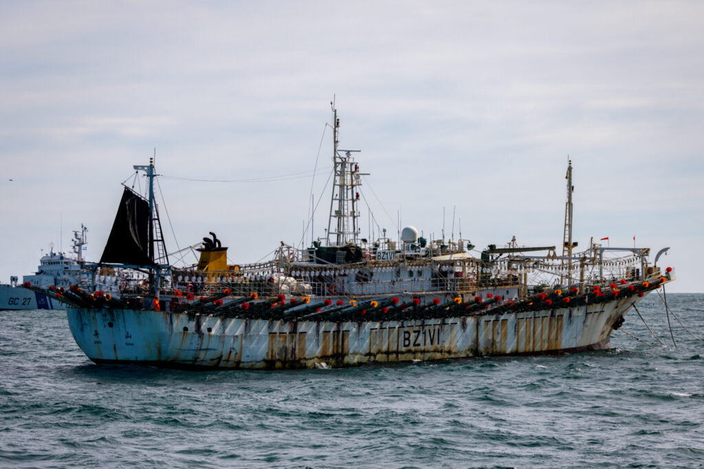 Sobrepesca de jibia en alta mar, liderada casi en su totalidad por flotas chinas de aguas distantes. Créditos (CC-BY): Environmental Justice Foundation (EJF).