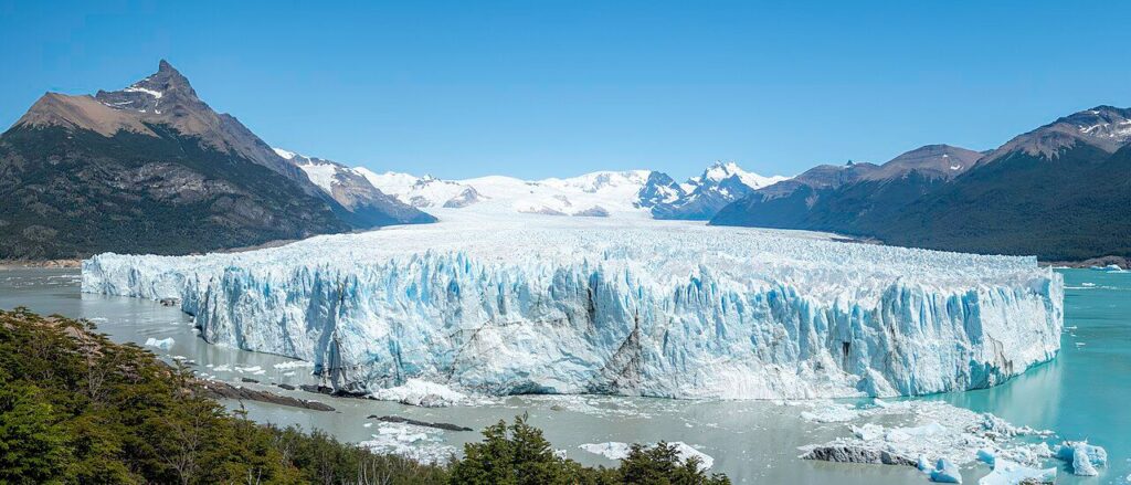 Glaciar Perito Moreno. Créditos (CC-BY): Fernando Moreno, Wikimedia.