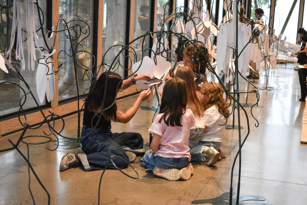 Infancias realizando sus propias plantas