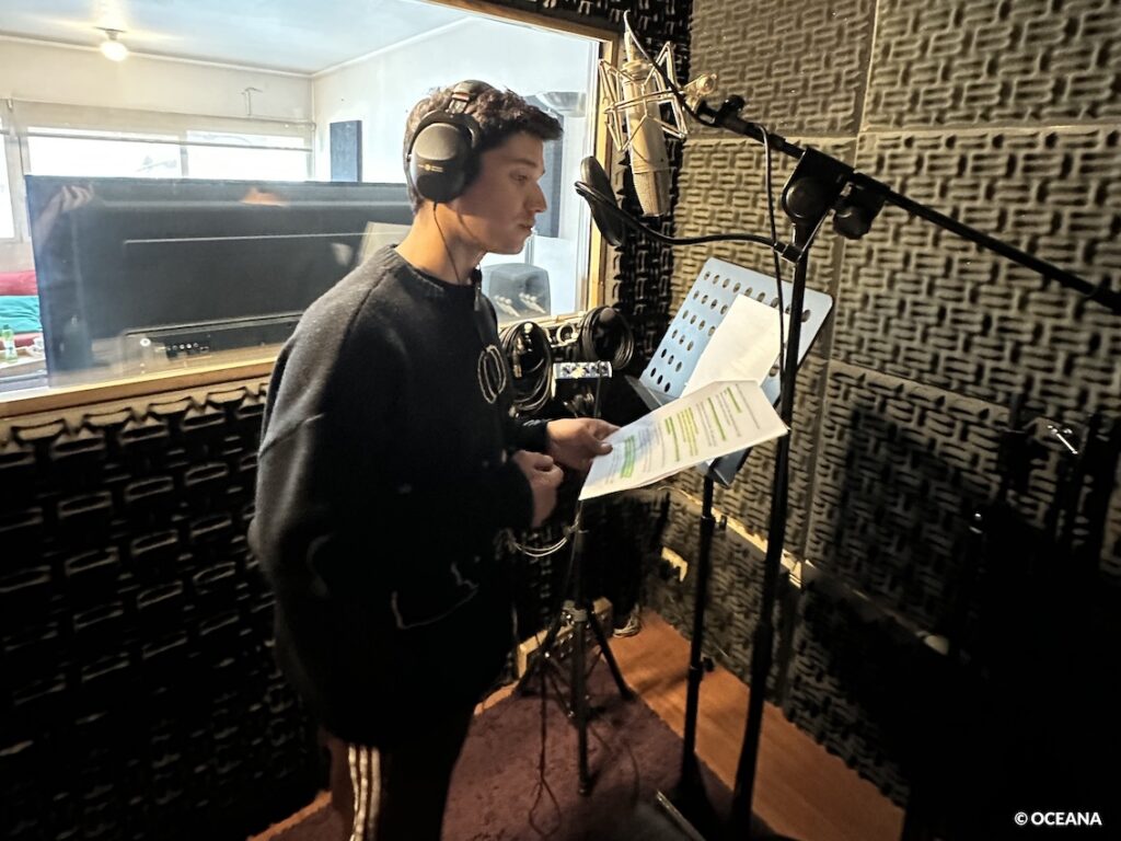 Locución del podcast en la sala de grabación