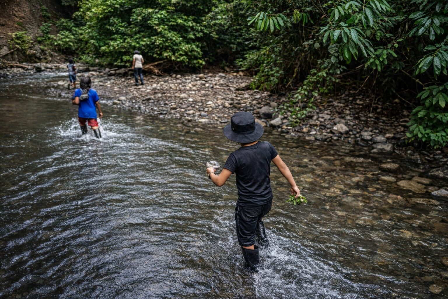 Los niños y las niñas de Sinangoe realizan actividades para conocer su territorio y aprender de plantas nativas guiados por los abuelos y las abuelas. Foto cortesía Michelle Gachet/ Amazon Frontlines