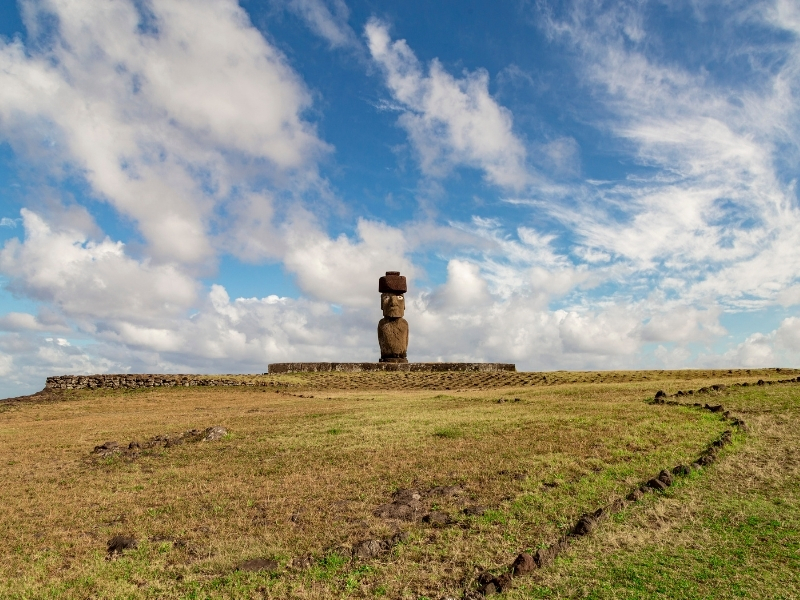 Moái. Créditos (CC-BY): Luigi Farrauto, vía Canva.com.
