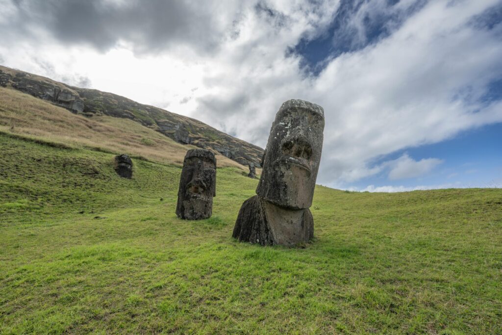 Moái en Rapa Nui. Créditos (CC-BY): Miguel Cuenca, extraída de Pexels.