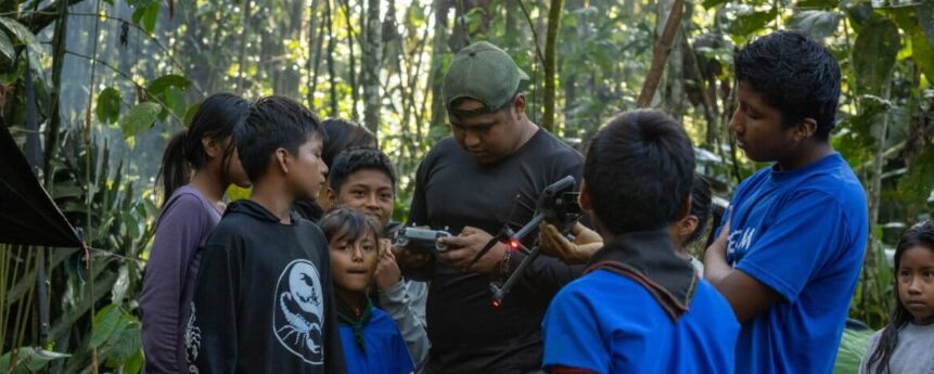“Pequeños Cuidadores de la Selva”: una guardia indígena infantil recorre la Amazonía para aprender a defenderla en Ecuador
