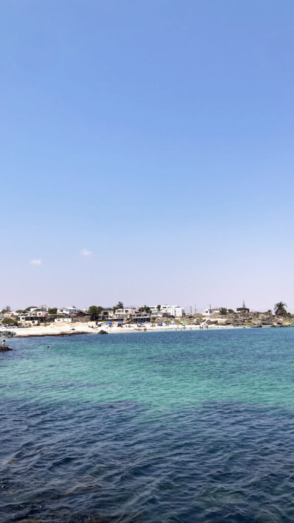 Playa Blanca, en Bahía Inglesa. Créditos (CC BY): Francisca Ibáñez (@maara_cl).