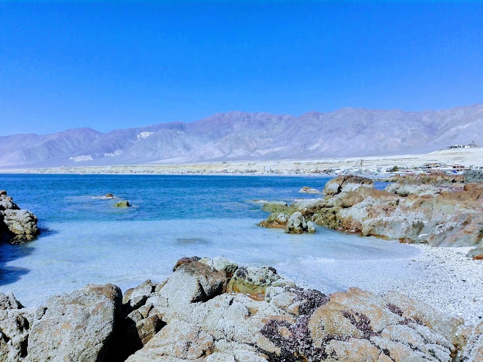 Playa Hornitos. Créditos (CC BY): Nelson E. Peluche Carvajal (Google Earth).