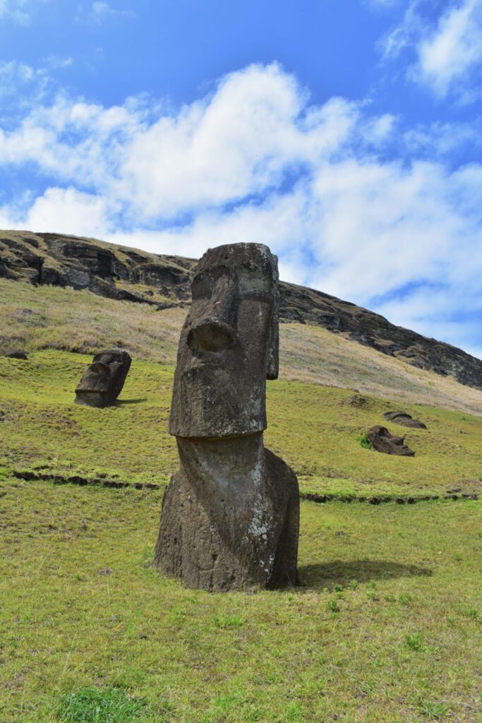 Moái en Rano Raraku. Créditos (CC-BY): Mc vc, extraída de Wikimedia.