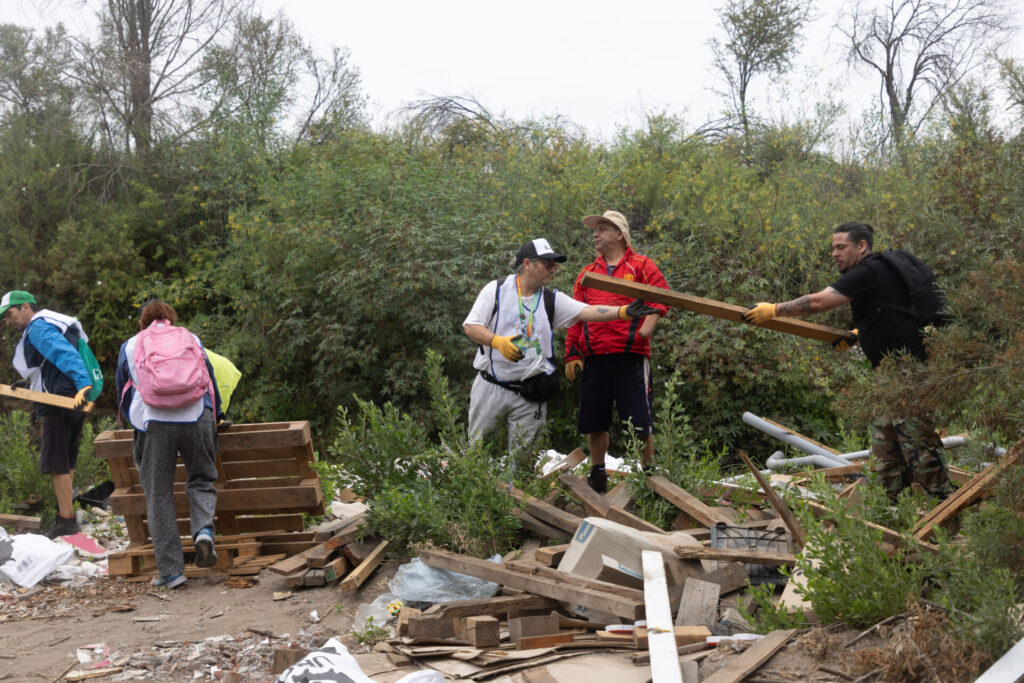 Jornada de limpieza en el sector de Costanera Norte con Fundo el Retiro. Créditos: Farmacias del Dr. Simi.