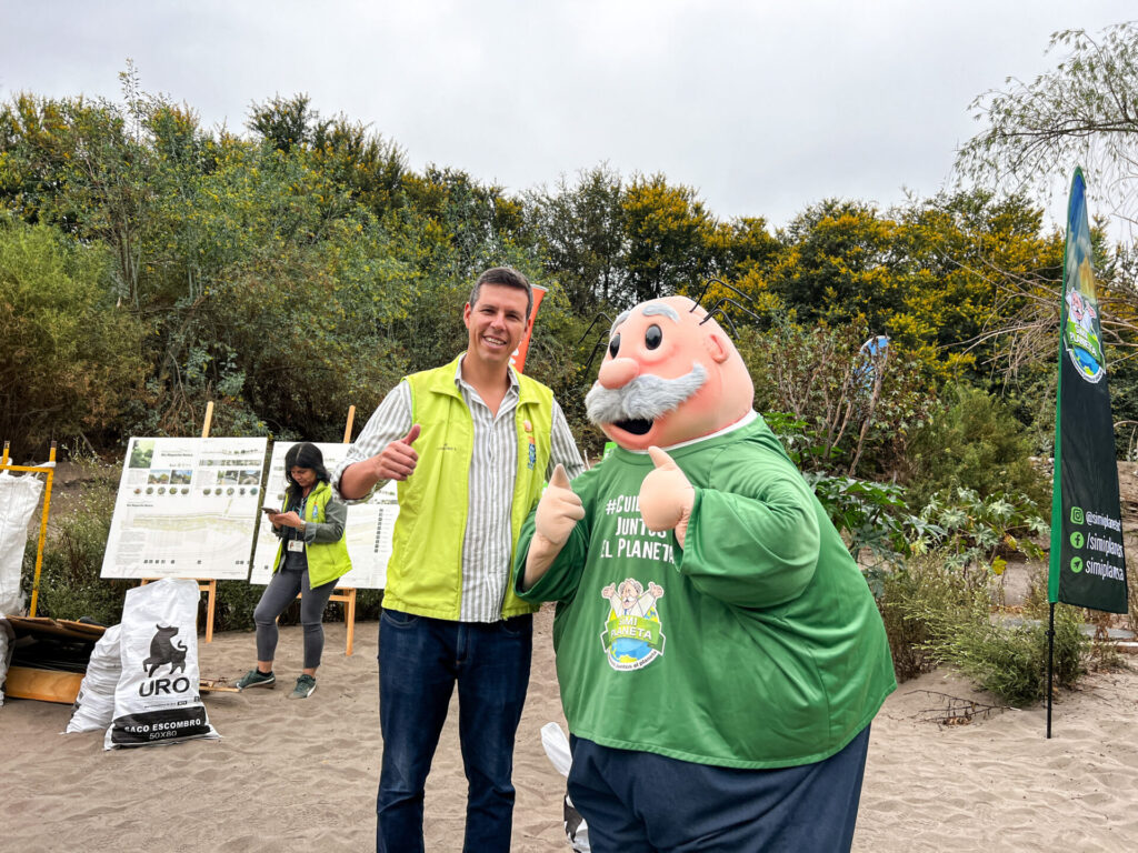 Jornada de limpieza en el sector de Costanera Norte con Fundo el Retiro. Créditos: Farmacias del Dr. Simi.
