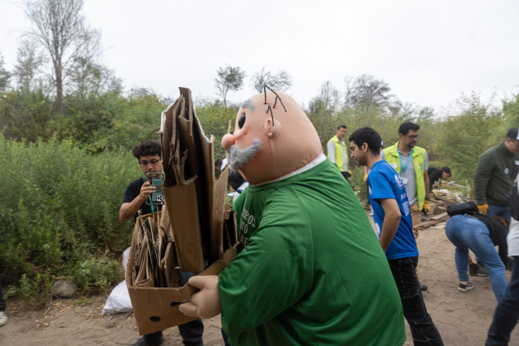 Jornada de limpieza en el sector de Costanera Norte con Fundo el Retiro. Créditos: Farmacias del Dr. Simi.