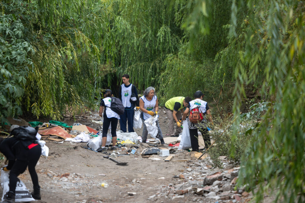 Jornada de limpieza en el sector de Costanera Norte con Fundo el Retiro. Créditos: Farmacias del Dr. Simi.