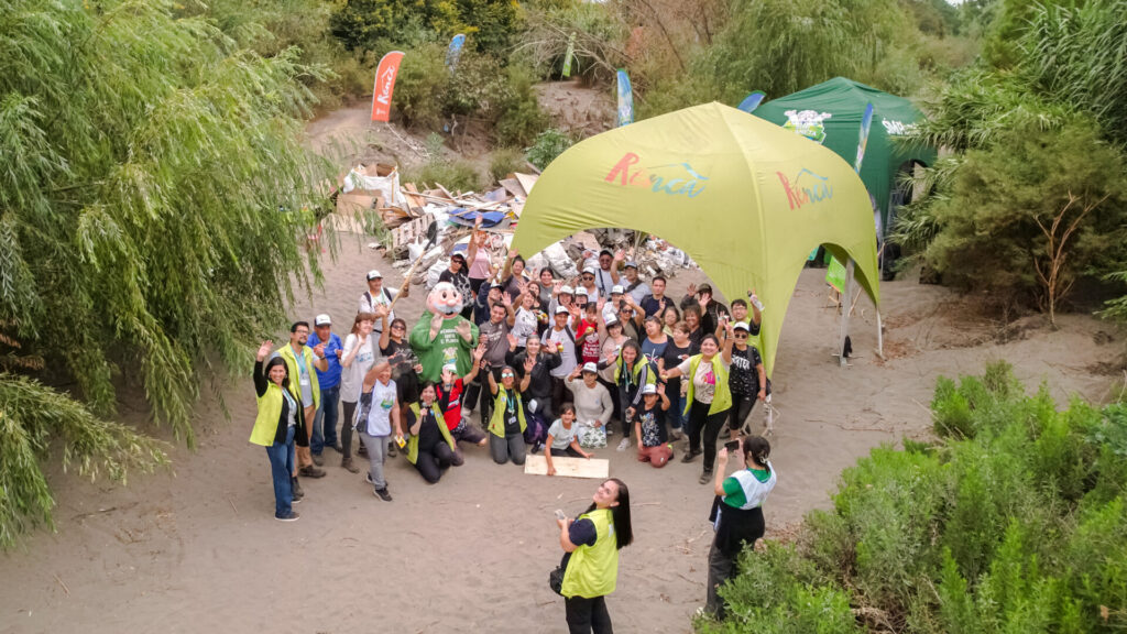 Jornada de limpieza en el sector de Costanera Norte con Fundo el Retiro. Créditos: Farmacias del Dr. Simi.