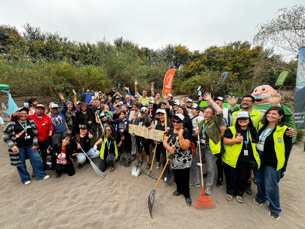 Jornada de limpieza en el sector de Costanera Norte con Fundo el Retiro. Créditos: Farmacias del Dr. Simi.