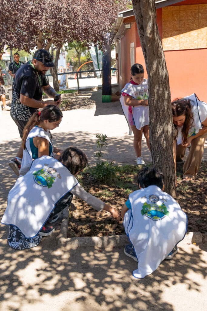 Taller de bombas de semillas junto a comunidad de Puente Alto. Créditos: SíMiPlaneta.