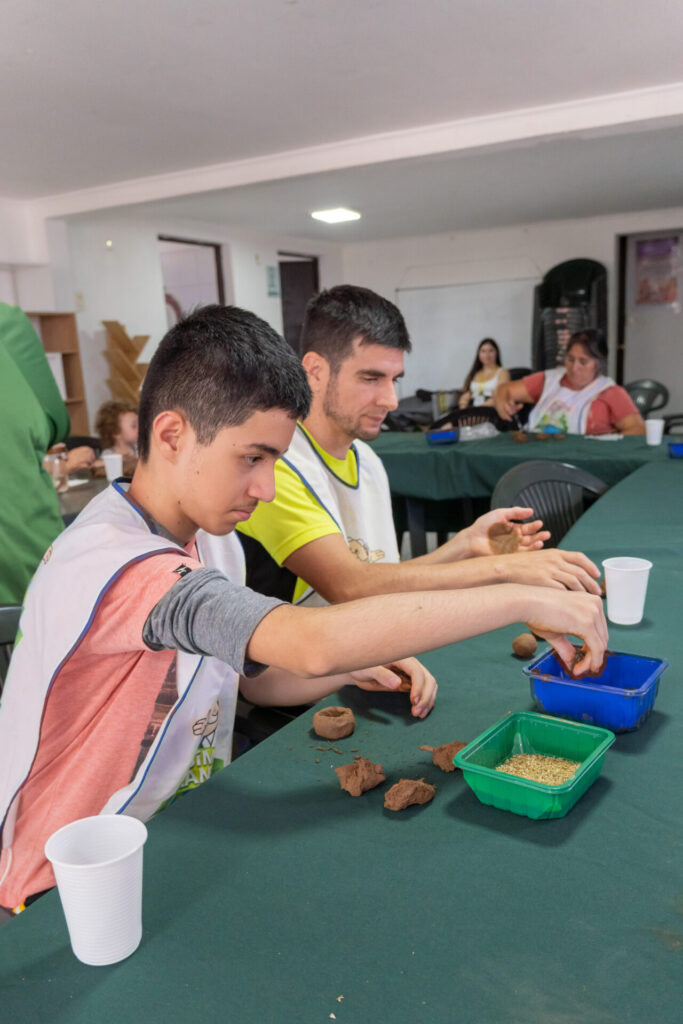 Taller de bombas de semillas junto a comunidad de Puente Alto. Créditos: SíMiPlaneta.