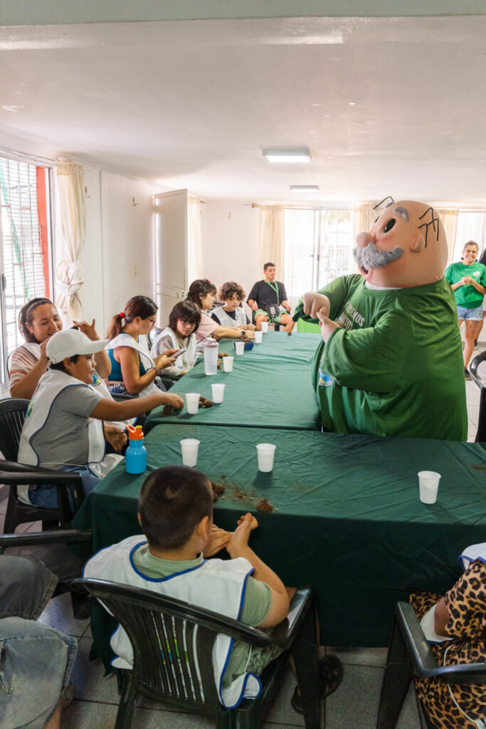 Taller de bombas de semillas junto a comunidad de Puente Alto. Créditos: SíMiPlaneta.