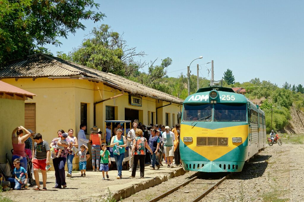 Tren Buscarril Talca-Constitución. Créditos: ©EL GUILLE! https://es.wikipedia.org/wiki/Tren_Talca-Constituci%C3%B3n#/media/Archivo:Estaci%C3%B3n_Toconey_(30983607773).jpg