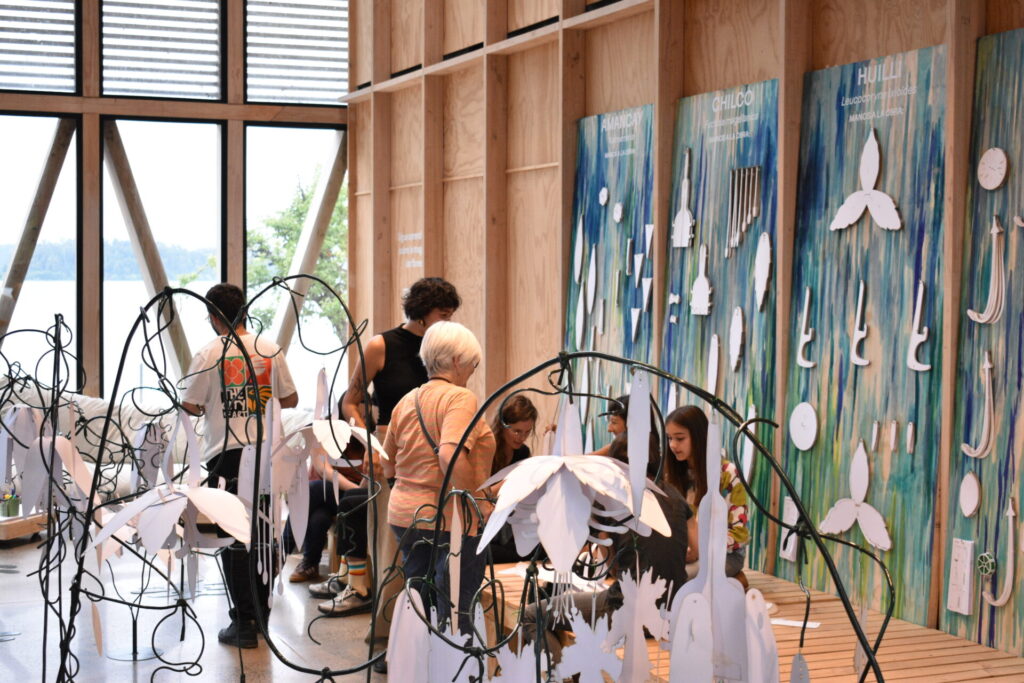 Gente de todas las edades se reúne a ver las obras creadas.