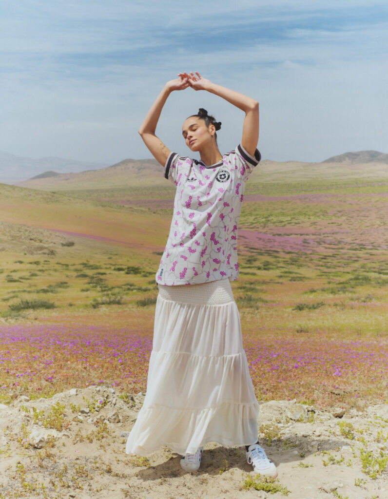 Registro de la campaña de la nueva camiseta de visitante de La Roja, inspirada en el desierto florido. La producción se realizó tras un exhaustivo scouting y bajo estrictos protocolos de resguardo ambiental, en locaciones cuidadosamente seleccionadas para proteger este fenómeno único. Créditos: ©adidas Chile