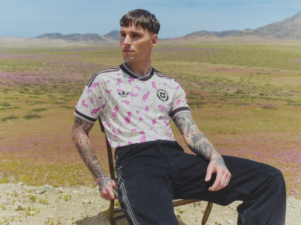 Registro de la campaña de la nueva camiseta de visitante de La Roja, inspirada en el desierto florido. La producción se realizó tras un exhaustivo scouting y bajo estrictos protocolos de resguardo ambiental, en locaciones cuidadosamente seleccionadas para proteger este fenómeno único. Créditos: ©adidas Chile