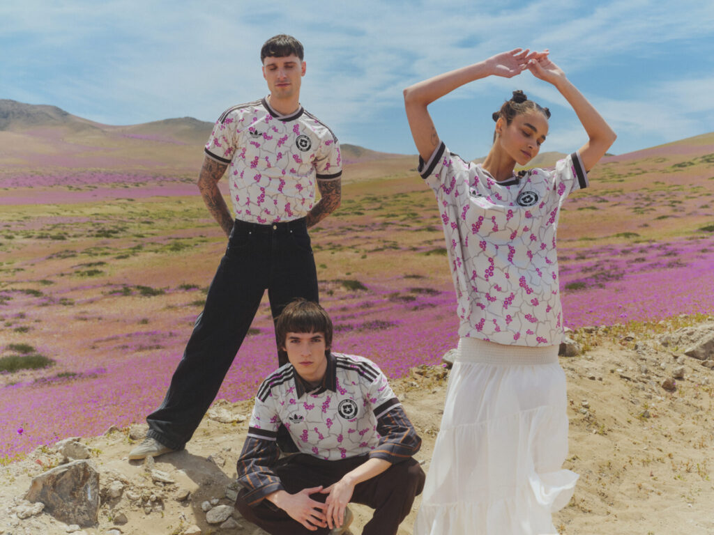 Registro de la campaña de la nueva camiseta de visitante de La Roja, inspirada en el desierto florido. La producción se realizó tras un exhaustivo scouting y bajo estrictos protocolos de resguardo ambiental, en locaciones cuidadosamente seleccionadas para proteger este fenómeno único. Créditos: ©adidas Chile 