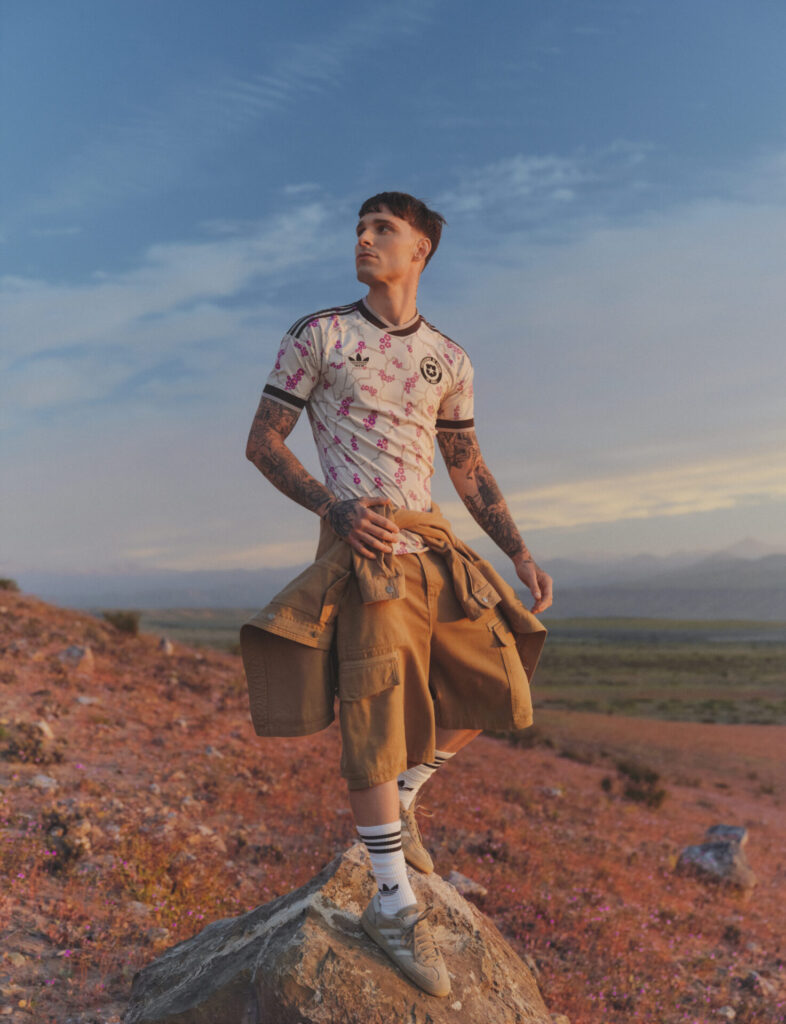 Registro de la campaña de la nueva camiseta de visitante de La Roja, inspirada en el desierto florido. La producción se realizó tras un exhaustivo scouting y bajo estrictos protocolos de resguardo ambiental, en locaciones cuidadosamente seleccionadas para proteger este fenómeno único. Créditos: ©adidas Chile