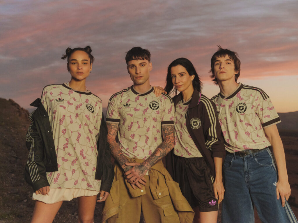 Registro de la campaña de la nueva camiseta de visitante de La Roja, inspirada en el desierto florido. La producción se realizó tras un exhaustivo scouting y bajo estrictos protocolos de resguardo ambiental, en locaciones cuidadosamente seleccionadas para proteger este fenómeno único. Créditos: ©adidas Chile