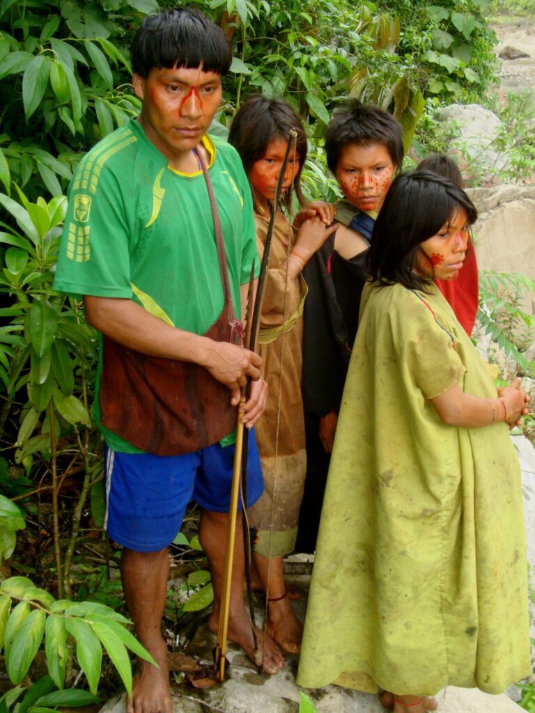 Asháninkas en Junín realizando trabajo conjunto para ver la presencia de Uncaria tomentosa en bosques naturales conservados. Foto: cortesía Luis Valenzuela / Arch. Jardín Botánico Missouri-Perú