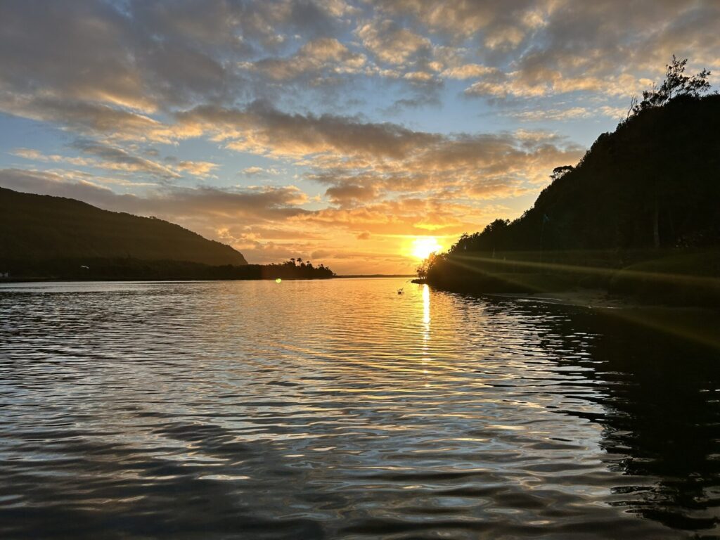Atardecer en Río Huellelhue. Travesía de 11 kilómetros hacia Caleta Huellelhue, Región de Los Lagos. Créditos: ©Proyecto GEF Incentivos para la Conservación y Centro de Pesca Sustentable