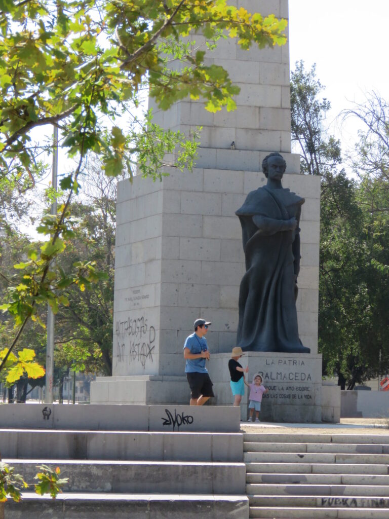 Monumento en Plaza Baquedano. Créditos (CC-BY): Jǒzepa Benčina.