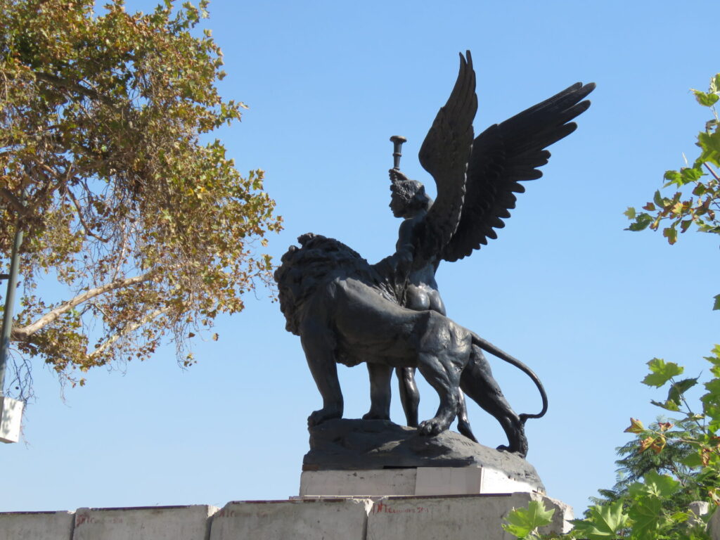 Monumento del genio en Plaza Baquedano. Créditos (CC-BY): Jǒzepa Benčina.