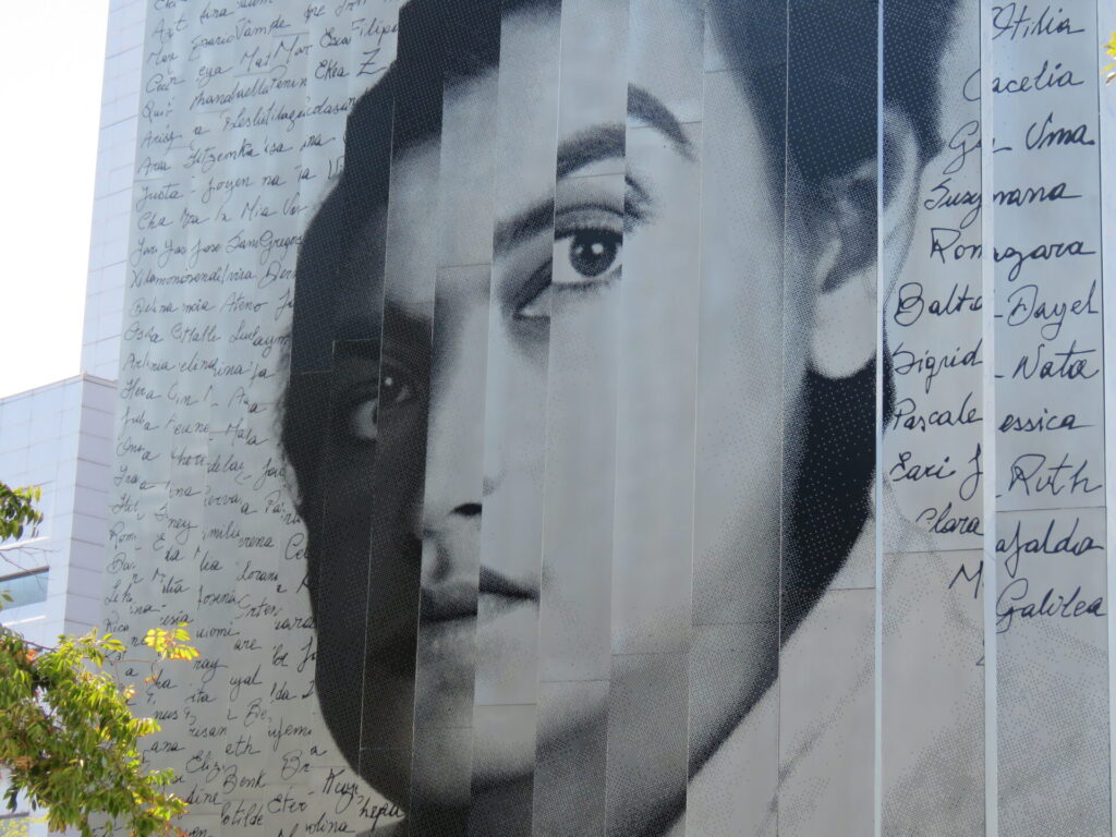 Monumento de Gabriela Mistral en Plaza Baquedano. Créditos (CC-BY): Jǒzepa Benčina.