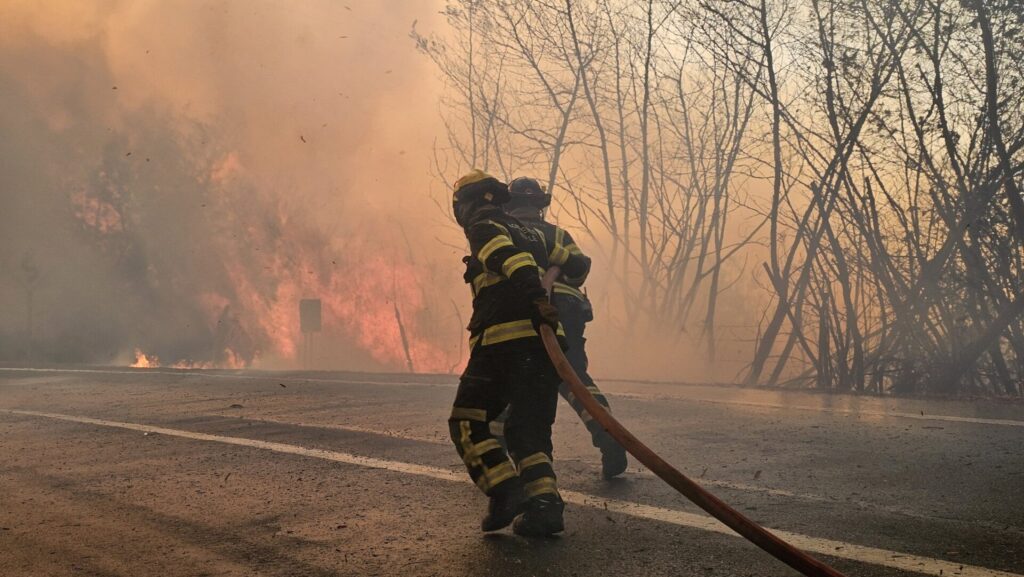 Bomberos combatiendo incendios en Quillón, Ñuble