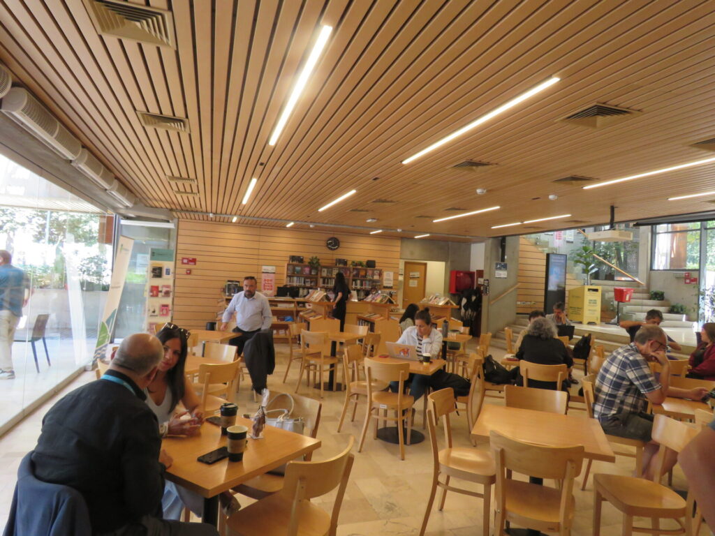 Café literario. Créditos (CC-BY): Jǒzepa Benčina.