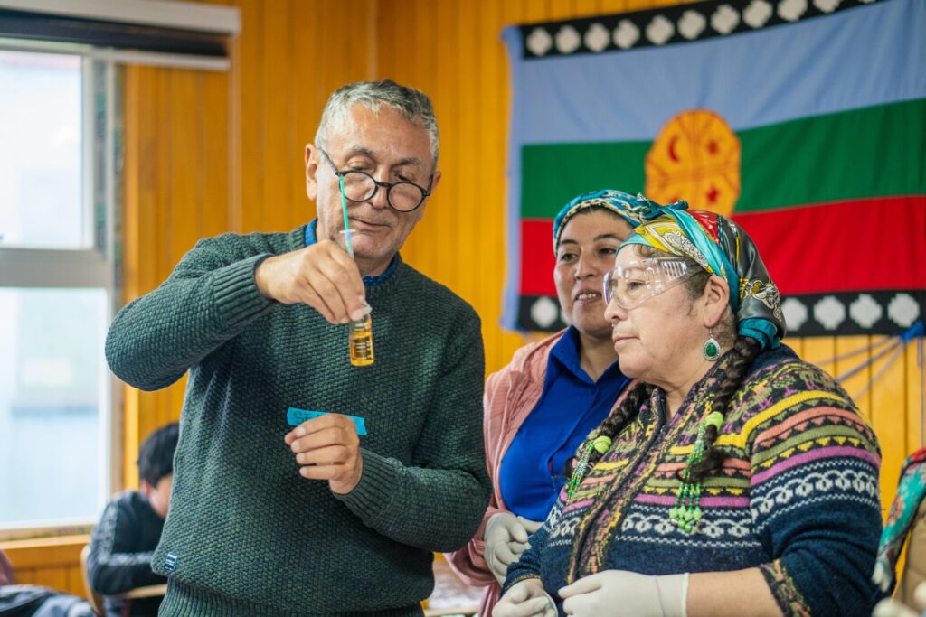 Comunidades indigenas aprendiendo a realizar análisis del agua.