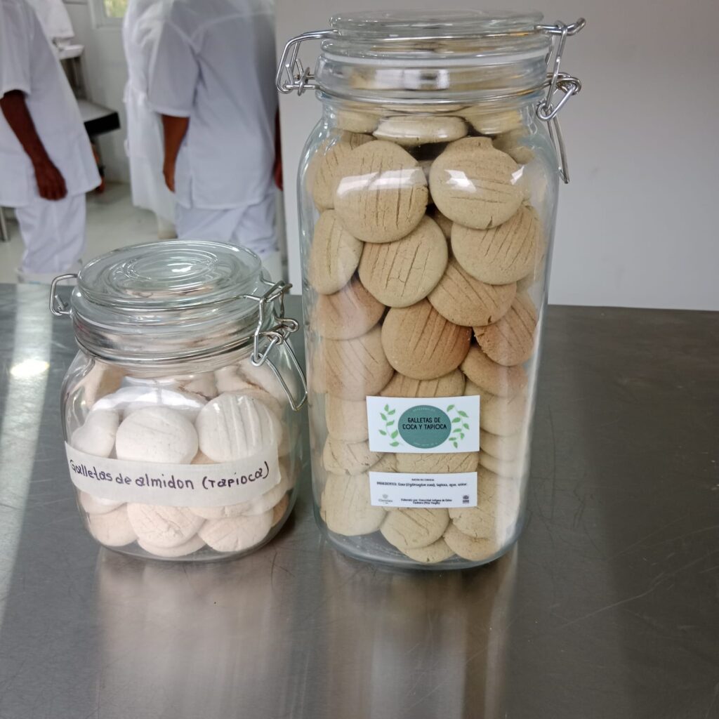 Algunos de los productos derivados de la chacra incluyen galletas de yuca, coca y tapioca. Foto: cortesía Luis Fernando Jaramillo[/caption]