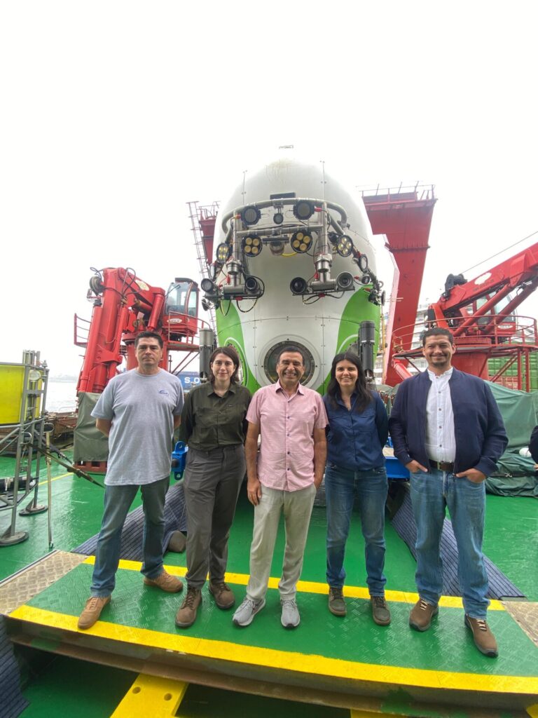 Equipo chileno en expedición binacional “Joint China-Chile Atacama Trench Expedition” (JCATE). Créditos: ©Matias Pizarro Urrutia