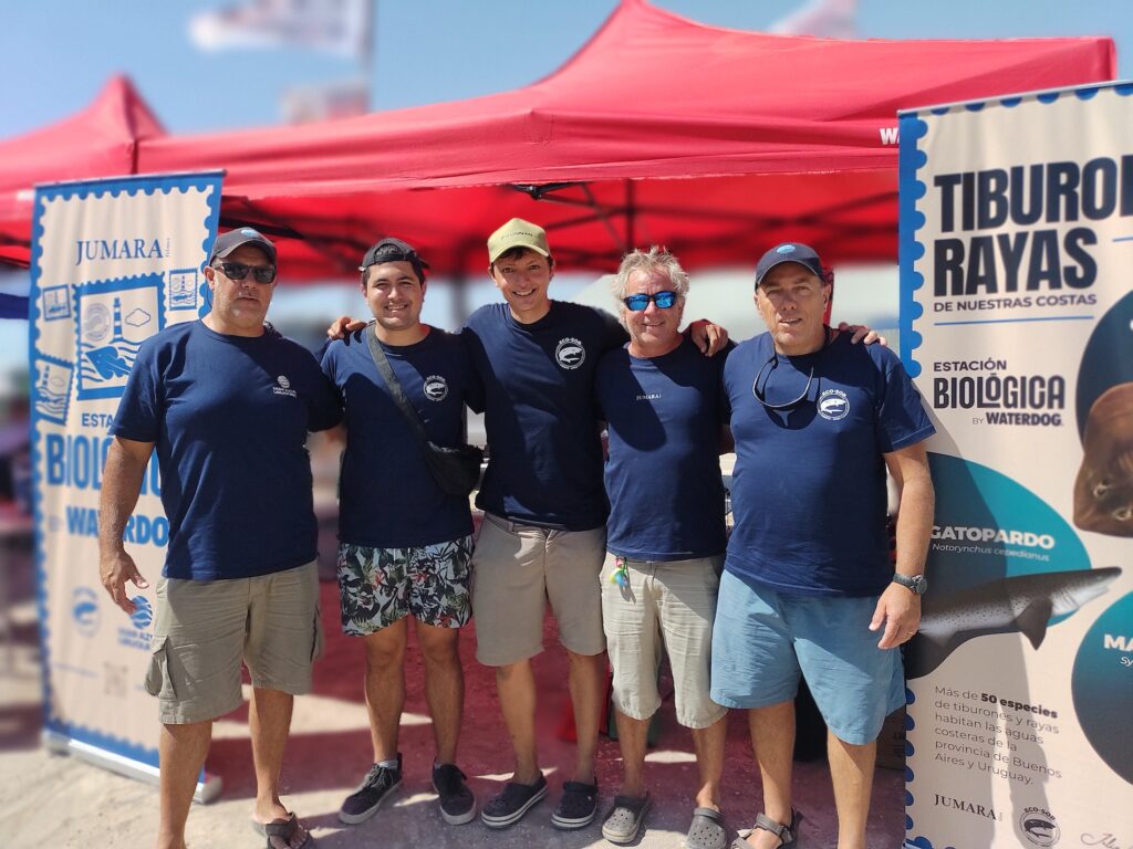 Equipo de divulgación científica durante el torneo de pesca. El biólogo Andrés Jaureguizar, a la derecha. Foto cortesía Jumara Films