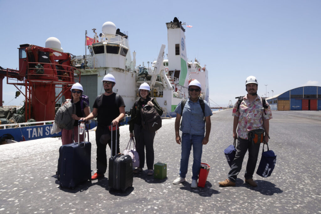 Equipo chileno en expedición binacional “Joint China-Chile Atacama Trench Expedition” (JCATE). Créditos: ©Matias Pizarro Urrutia