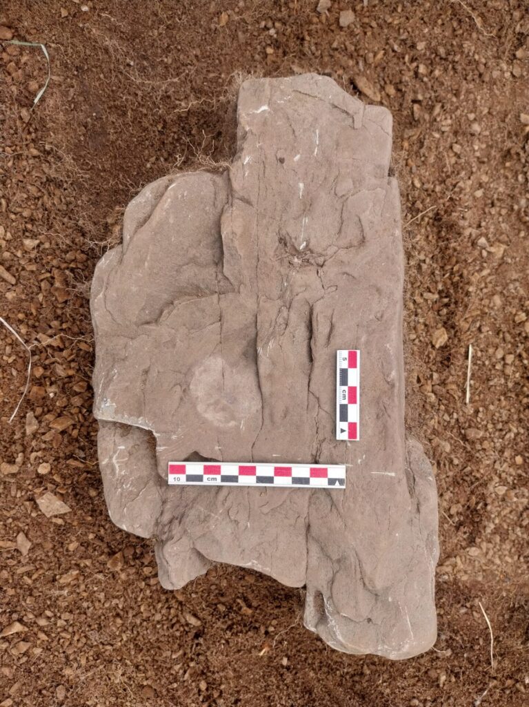 Piedra de la iglesia donde se encontró la moneda