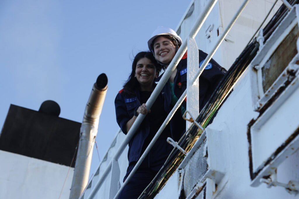 Las dos cientificas chilenas a bordo en expedición binacional “Joint China-Chile Atacama Trench Expedition” (JCATE). Créditos: ©Matias Pizarro Urrutia